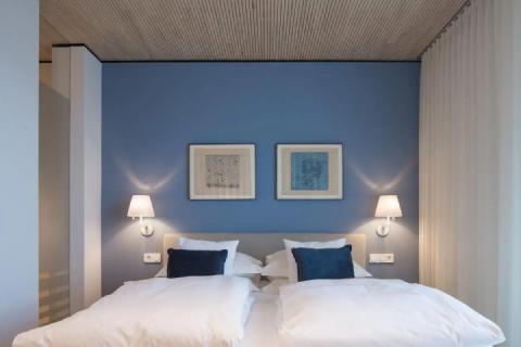Schlafzimmer mit Brillux Wandfarbe blau