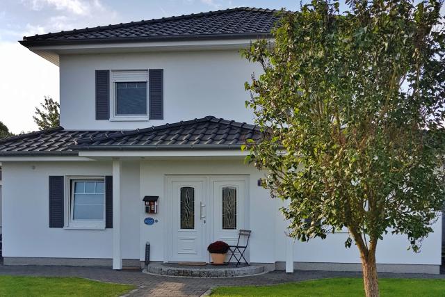 Fassadenanstrich und Dachuntersichten in weiß